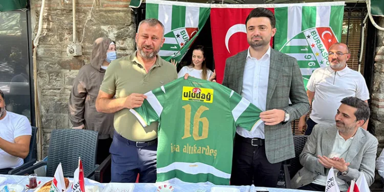 Bursaspor Başkanı Enes Çelik Kapalı Çarşı’da esnafla buluştu