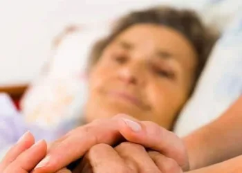 Bursa’da lastiği patlayan otomobil şarampole savruldu! 3 kişi yaralandı