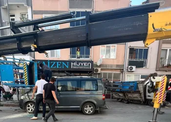 Yük asansörü minibüsün üzerine böyle devrildi