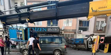 Yük asansörü minibüsün üzerine böyle devrildi