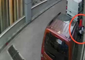 Bursa’da otomobil baz istasyonu ve metro bariyerlerine çarpıp durdu
