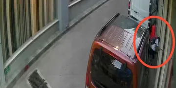 Bursa’da otomobil baz istasyonu ve metro bariyerlerine çarpıp durdu