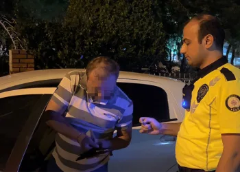 Alkol denetimini görünce aracı park etti, “Sigara almaya geldim” dedi