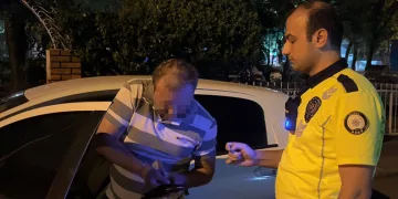 Alkol denetimini görünce aracı park etti, “Sigara almaya geldim” dedi