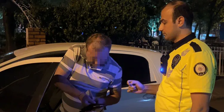 Alkol denetimini görünce aracı park etti, “Sigara almaya geldim” dedi