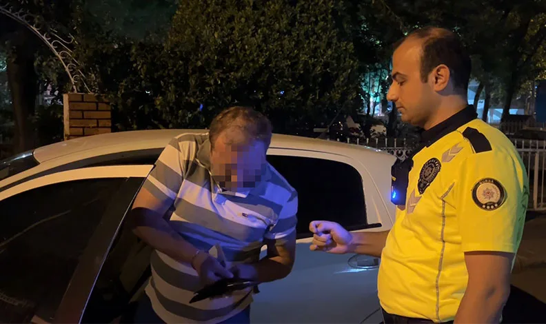 Alkol denetimini görünce aracı park etti, “Sigara almaya geldim” dedi
