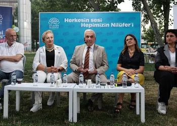 Halk otobüsü tali yoldan çıkan otomobille çarpıştı