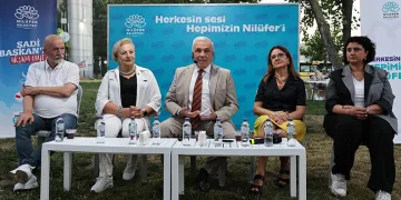Halk otobüsü tali yoldan çıkan otomobille çarpıştı