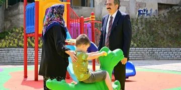 Alevler, ormana sıçramadan söndürüldü