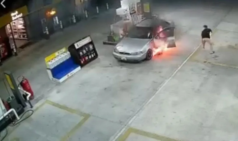Yakıt almaya geldi, aracı alev topuna döndü