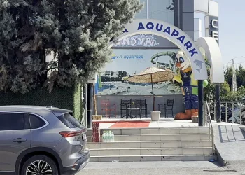 Yaşı küçük temizlikçi havuz kaydırağından düşüp ağır yaralandı
