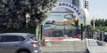 Yaşı küçük temizlikçi havuz kaydırağından düşüp ağır yaralandı