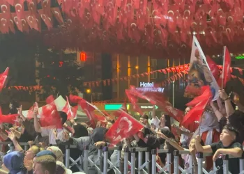Bursa’da lastiği patlayan otomobil şarampole savruldu! 3 kişi yaralandı