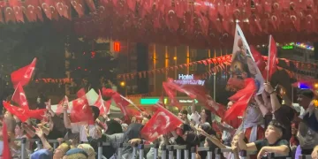 Bursa’da lastiği patlayan otomobil şarampole savruldu! 3 kişi yaralandı