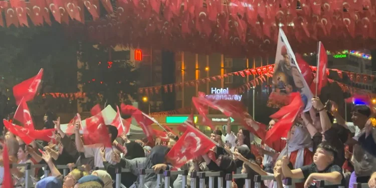 Bursa’da lastiği patlayan otomobil şarampole savruldu! 3 kişi yaralandı