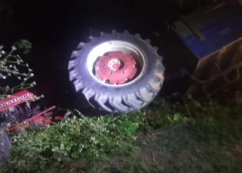 Yük asansörü minibüsün üzerine böyle devrildi