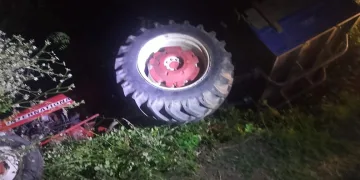 Yük asansörü minibüsün üzerine böyle devrildi