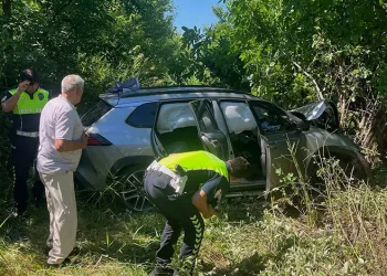 Bursa’da lastiği patlayan otomobil şarampole savruldu! 3 kişi yaralandı