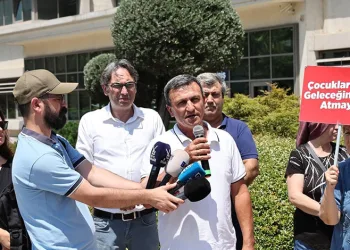 Yük asansörü minibüsün üzerine böyle devrildi