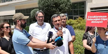 Yük asansörü minibüsün üzerine böyle devrildi