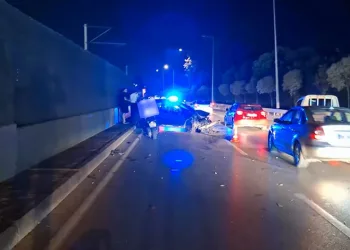 Bursa’da otomobil baz istasyonu ve metro bariyerlerine çarpıp durdu