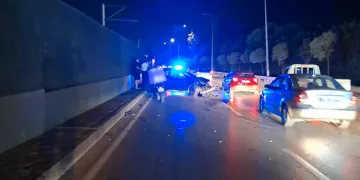 Bursa’da otomobil baz istasyonu ve metro bariyerlerine çarpıp durdu