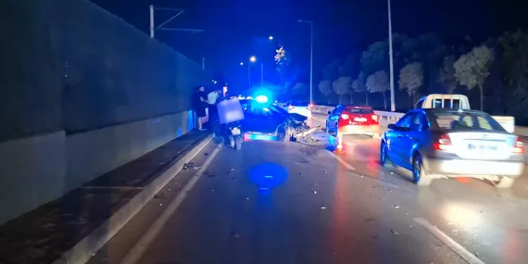 Bursa’da otomobil baz istasyonu ve metro bariyerlerine çarpıp durdu