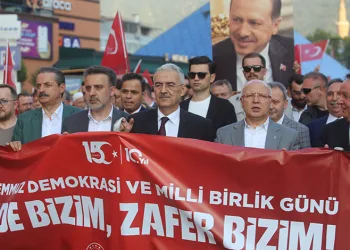 Bursa’da lastiği patlayan otomobil şarampole savruldu! 3 kişi yaralandı
