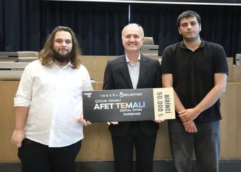 Alevler, ormana sıçramadan söndürüldü