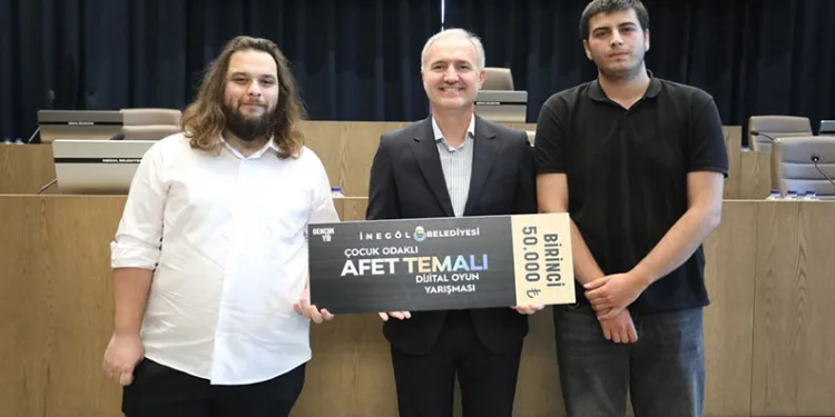 Alevler, ormana sıçramadan söndürüldü