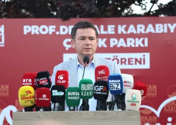 Yük asansörü minibüsün üzerine böyle devrildi