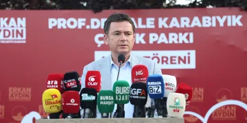 Yük asansörü minibüsün üzerine böyle devrildi