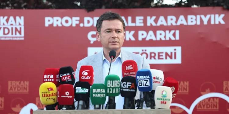 Yük asansörü minibüsün üzerine böyle devrildi