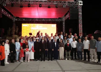 Alevler, ormana sıçramadan söndürüldü