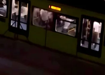 Bursa’da otomobil baz istasyonu ve metro bariyerlerine çarpıp durdu