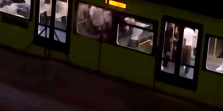 Bursa’da otomobil baz istasyonu ve metro bariyerlerine çarpıp durdu