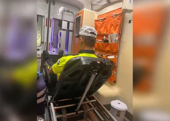 Halk otobüsü tali yoldan çıkan otomobille çarpıştı