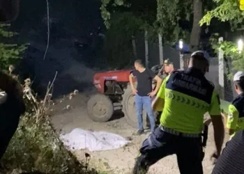 Yük asansörü minibüsün üzerine böyle devrildi