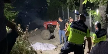 Yük asansörü minibüsün üzerine böyle devrildi