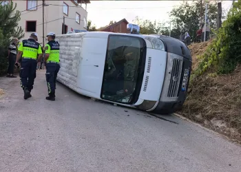Bursa’da lastiği patlayan otomobil şarampole savruldu! 3 kişi yaralandı