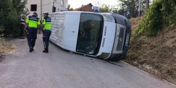Bursa’da lastiği patlayan otomobil şarampole savruldu! 3 kişi yaralandı