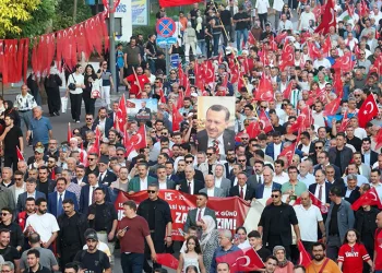 Bursa’da lastiği patlayan otomobil şarampole savruldu! 3 kişi yaralandı