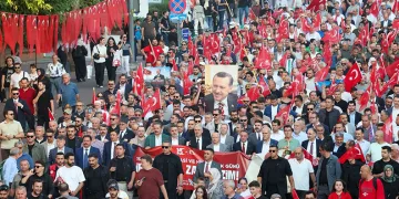 Bursa’da lastiği patlayan otomobil şarampole savruldu! 3 kişi yaralandı