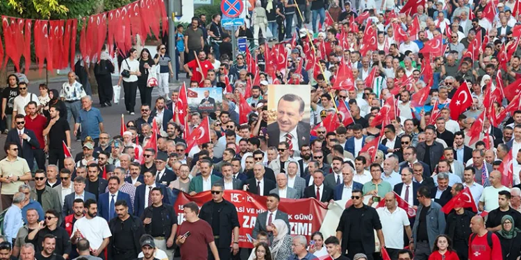 Bursa’da lastiği patlayan otomobil şarampole savruldu! 3 kişi yaralandı