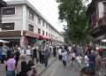 Bursa’da otomobil baz istasyonu ve metro bariyerlerine çarpıp durdu