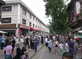 Bursa’da otomobil baz istasyonu ve metro bariyerlerine çarpıp durdu