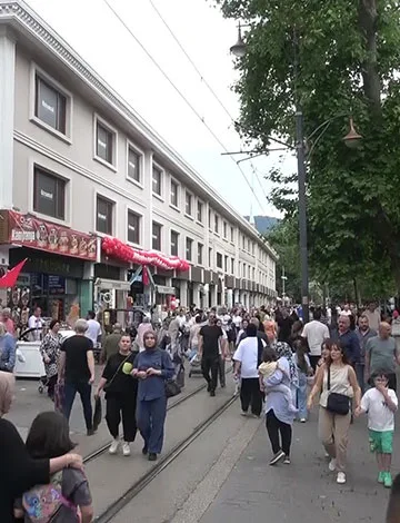 Bursa’da otomobil baz istasyonu ve metro bariyerlerine çarpıp durdu