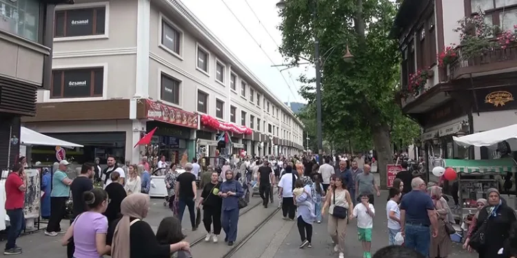 Bursa’da otomobil baz istasyonu ve metro bariyerlerine çarpıp durdu