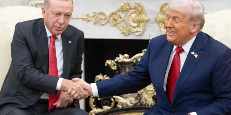 İran ordusu Hürmüz Boğazı’ndan geçen 2 ticari gemiyi hedef aldı