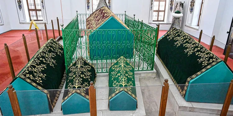 Bursa’da hanedan türbelerindeki puşideler yenileniyor